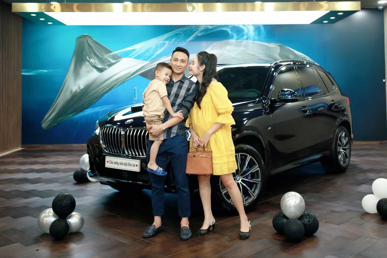 Khách hàng hạnh phúc khi nhận xe BMW X5 M Sport tại showroom BMW.