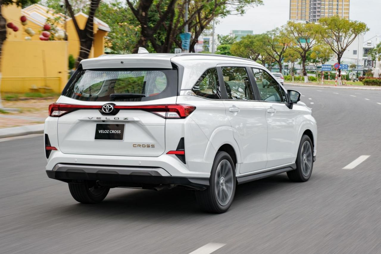 Giá xe Toyota Veloz Cross 2022: giá lăn bánh, khuyến mãi Tháng 12 tại Khánh Hòa